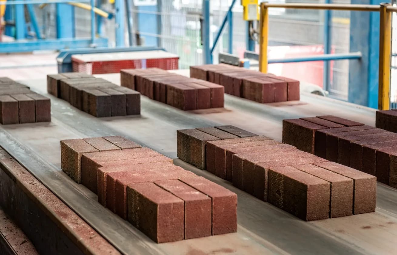 Упаковка и складирование готовой фасадной плитки